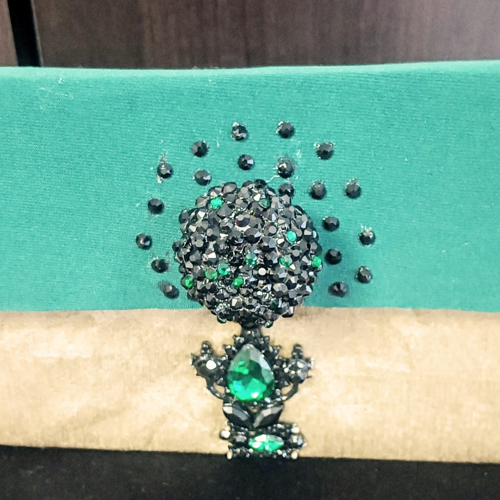 Elegant Black and Green Crystal Brooch Pures